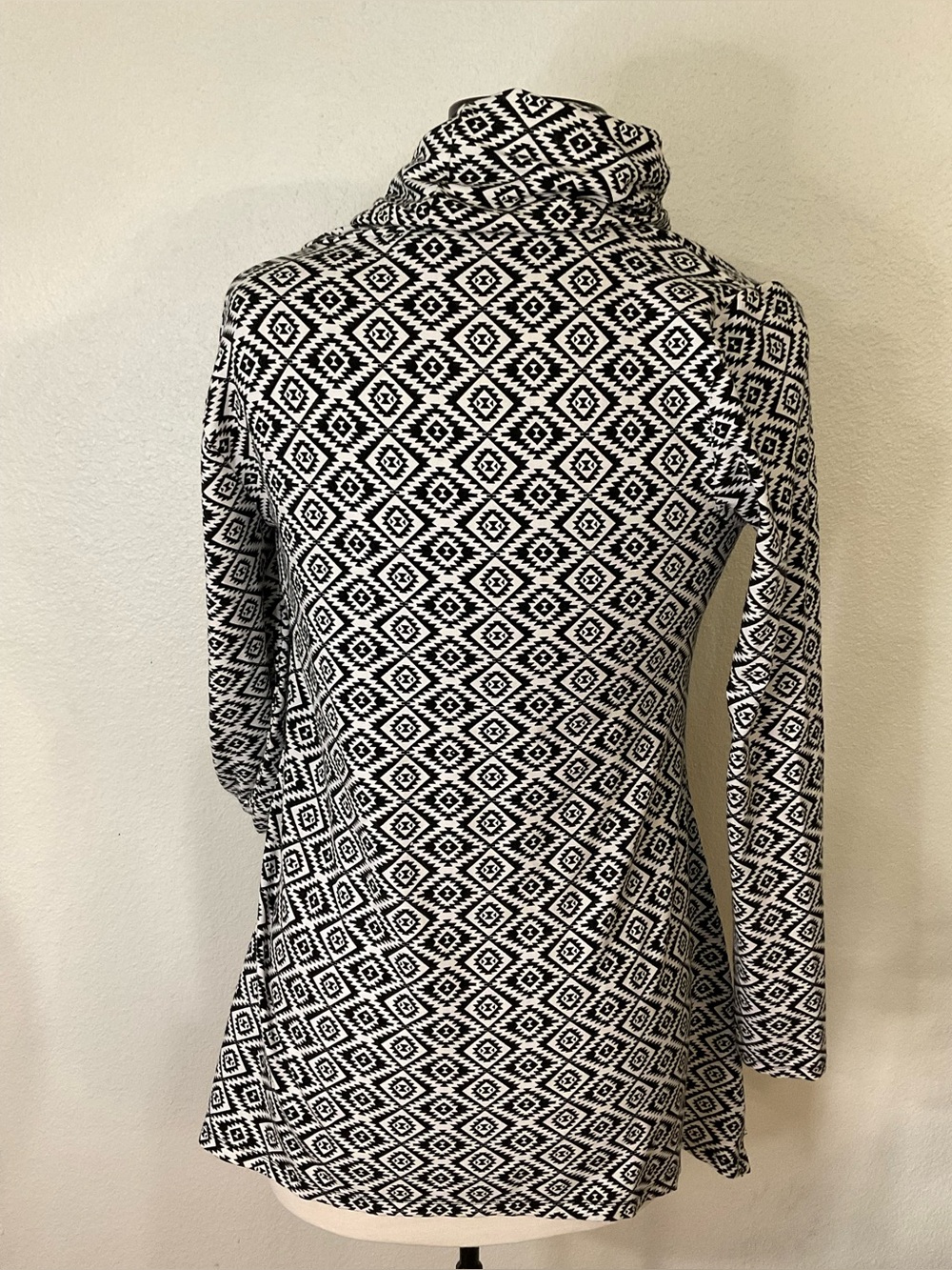 Chelsea & Theodore Women’s L Black & White Geometric Cowl Neck Tunic - Picture 2 of 5